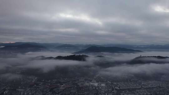 云雾缭绕、城市上空、群山环绕