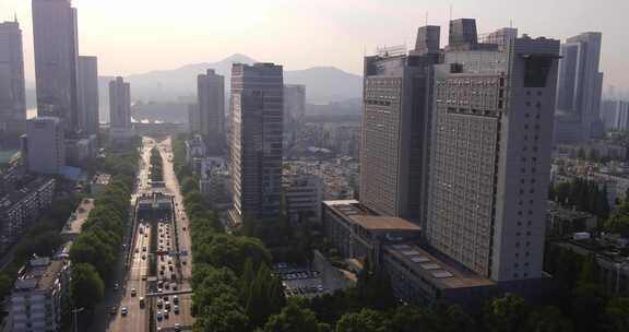  南京玄武隧道口车流航拍延时城空境素材