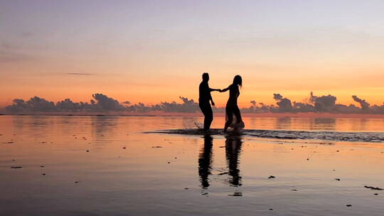 海边夕阳-情侣牵手浪漫奔跑拥抱视频素材模板下载
