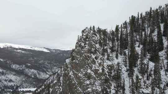 航拍大雪封山的森林