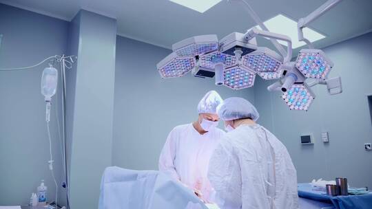 外科医生正在给病人手术视频素材模板下载