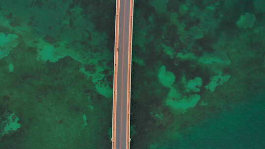 日本冲绳宫古岛，汽车穿过海洋大桥的鸟瞰图。伊拉克桥