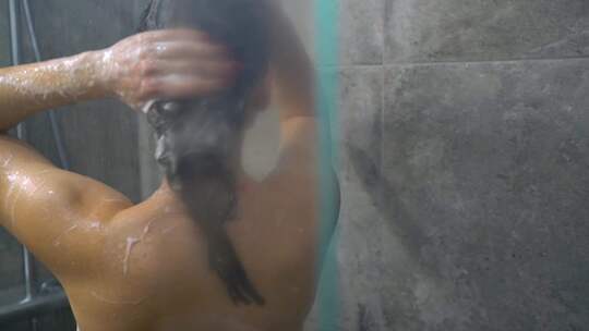 正在洗澡的美女背影视频素材模板下载