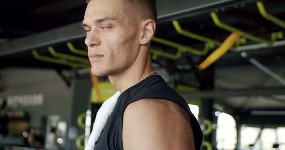 英俊运动型男子在健身房完成锻炼的肖像