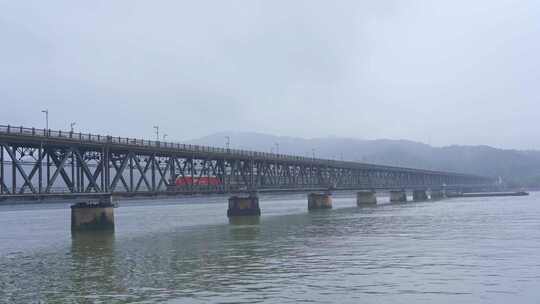 杭州钱塘江大桥雨天风景