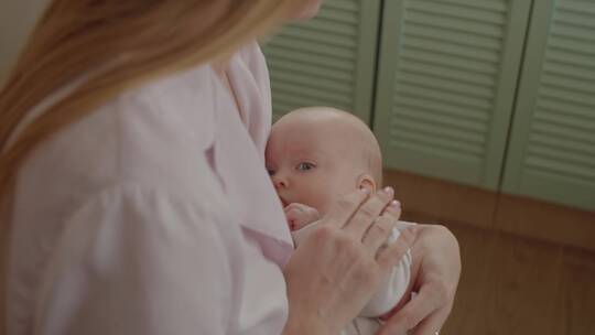 母乳喂养婴儿视频素材模板下载