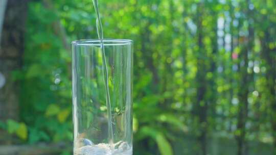 纯净水倒水到水杯里特写