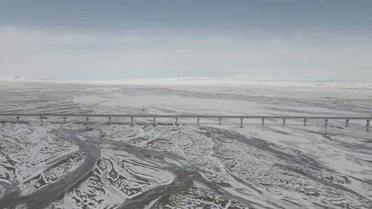 航拍冬季雪后的长江源辫状河道风景