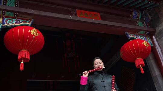中式胡同四合院女人吃糖葫芦