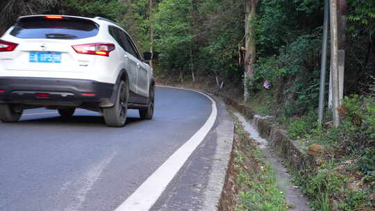 行驶在乡村道路的车辆