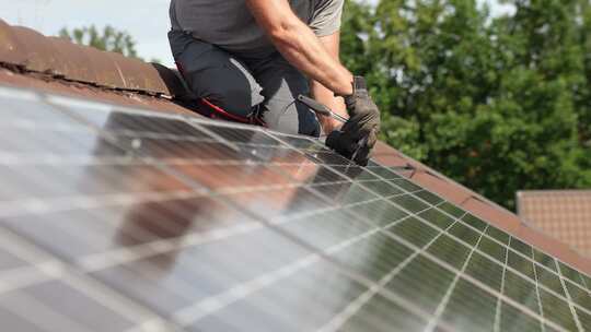 工人在安装光伏太阳能电池板