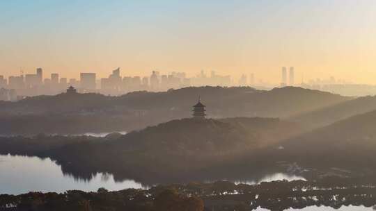 中国杭州西湖雷峰塔 城隍阁 杭州之门同框