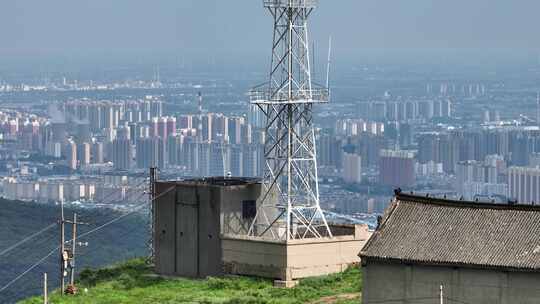 航拍城市与大山（旱地拔葱）