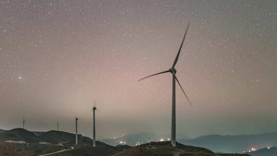 广西桂林十里平坦，星空下的风力发电机