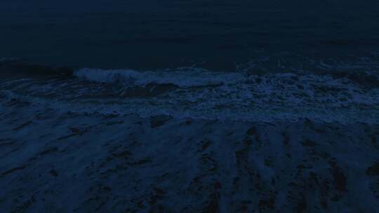 夜晚海边航拍夜晚沙滩海水拍打岸边晚上潮水