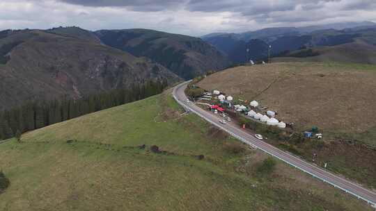 独库公路自然风光 新疆峡谷高山公路车流