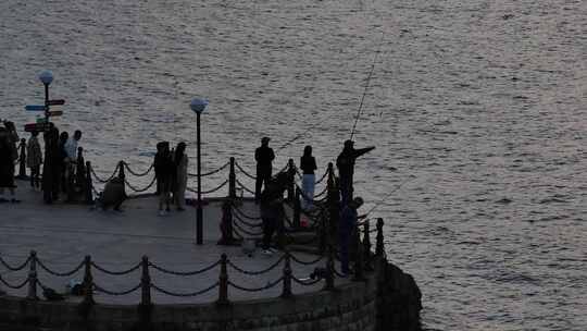 威海市金海湾栈桥上看海钓鱼的游人