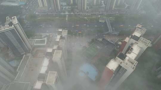 烟雨中的房地产住宅楼航拍