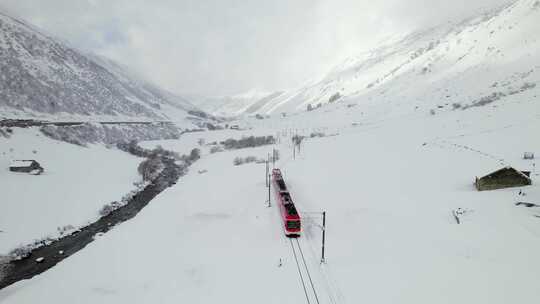 瑞士的雪地列车曾将乘客和滑雪者运送到滑雪