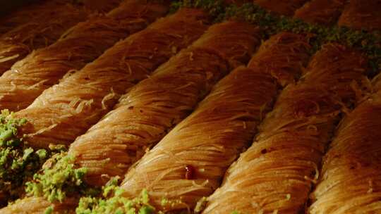 托盘上的果仁蜜饼传统土耳其甜点