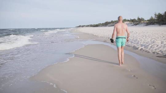 男人在海边散步