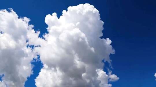 蓝天中蓬松白云
