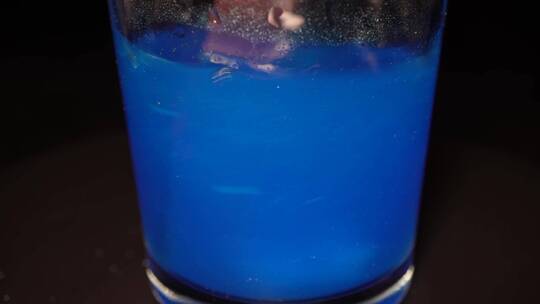 蓝莓果汁粉蓝色果汁粉硫酸铜溶液搅拌
