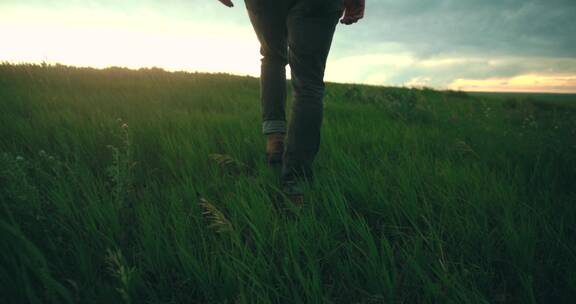 走在草原里的脚步特写