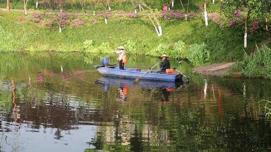 治理水环境环卫工人坐小船湖里清漂宣传片