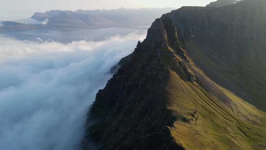 4k航拍冰岛耸立的高山云海风景