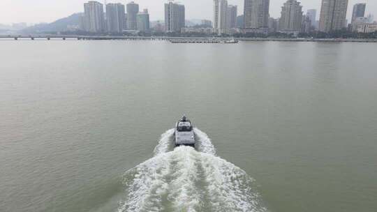 江上行驶的游艇与城市景观