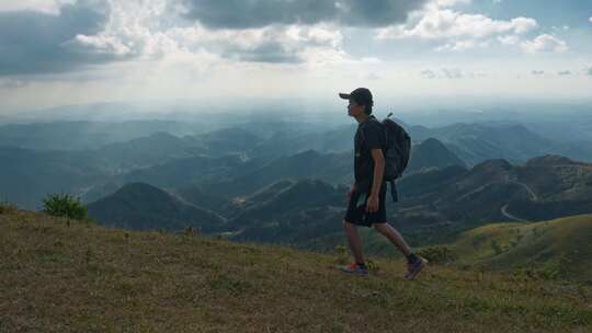 男人登山徒步旅行