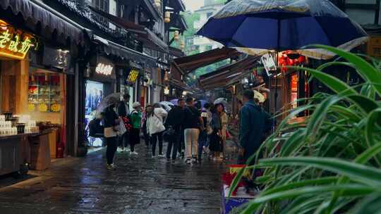 重庆磁器口古镇雨景游客