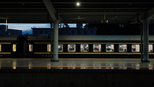 火车站赶夜车绿皮车视频素材模板下载