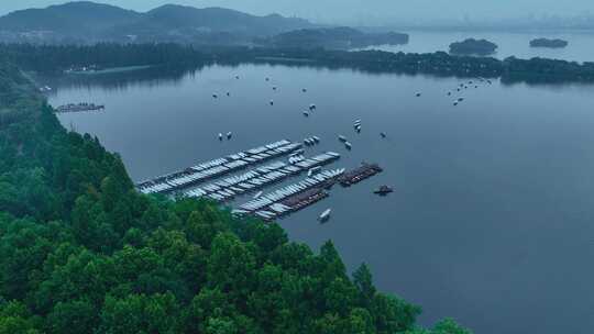 杭州西湖游船船夫清晨烟雨朦胧视频素材模板下载