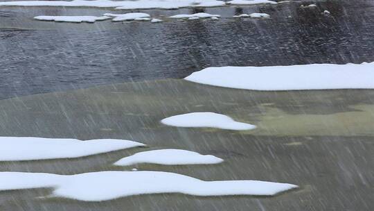 大兴安岭春季下雪时的河流