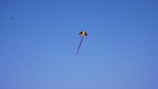 风筝慢慢被放上天空的过程