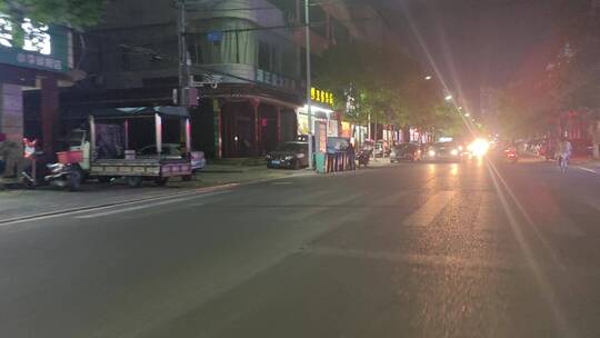 夜晚街头车辆交通路上行人