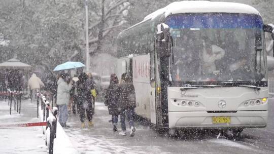 冬天下雪旅游下车视频素材模板下载