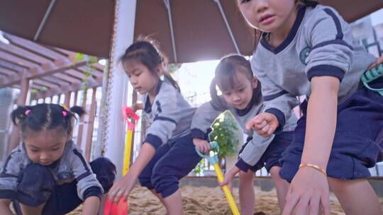 幼儿园的老师和孩子们玩耍学习