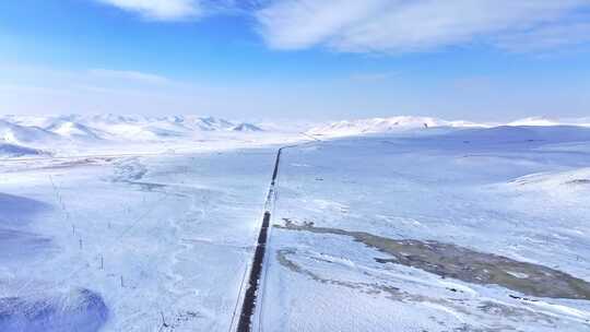 辽阔雪地上的道路景象