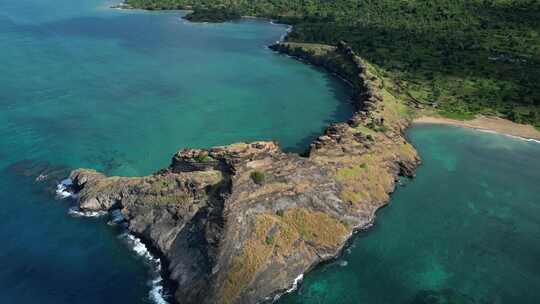 科摩罗群岛海滨龙背火山岩组海岸线鸟瞰图