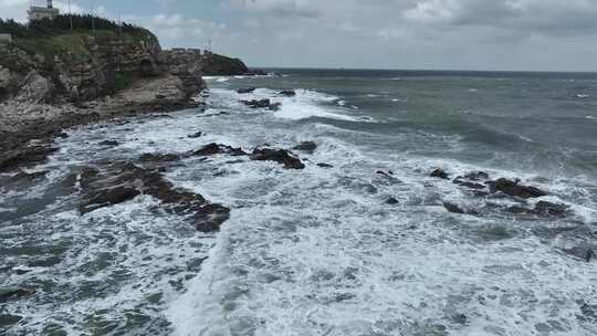 威海市国际海水浴场周边的海浪