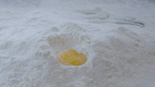 鸡蛋落入面粉视频慢镜头黄色蛋黄白色面粉