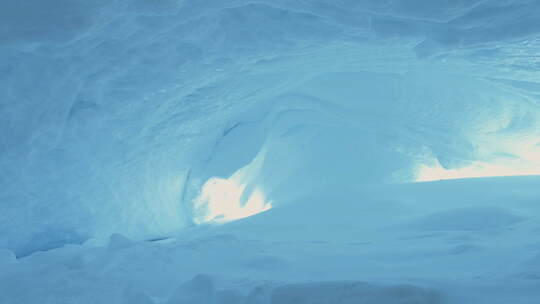 南极洲冰洞内景。极地背景。