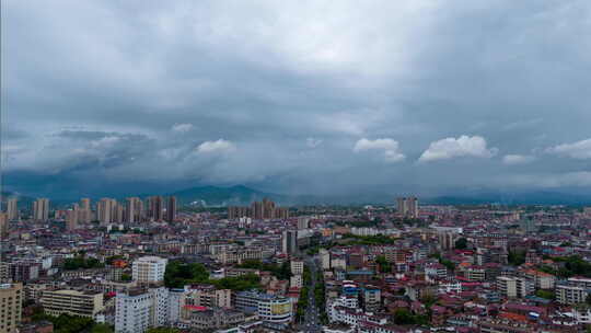 乌云压境暴风雨台风雷雨天气城市上空