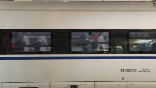 高铁进站车厢内收拾行李排队准备下车的乘客