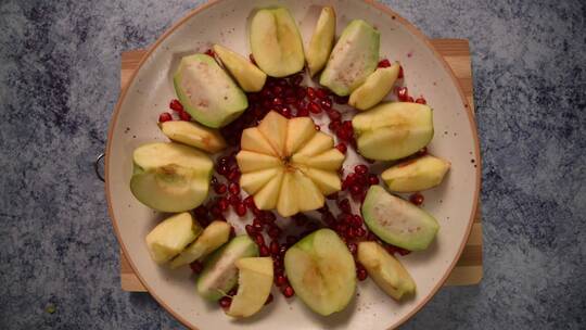 旋转盘上的食物沙拉包含苹果、番石榴等