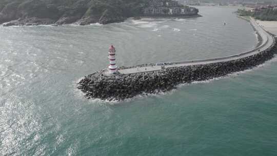 海边防波堤上红白相间的灯塔 海南 神州半岛