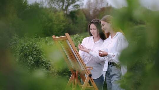 两个女人在户外联合画帆布